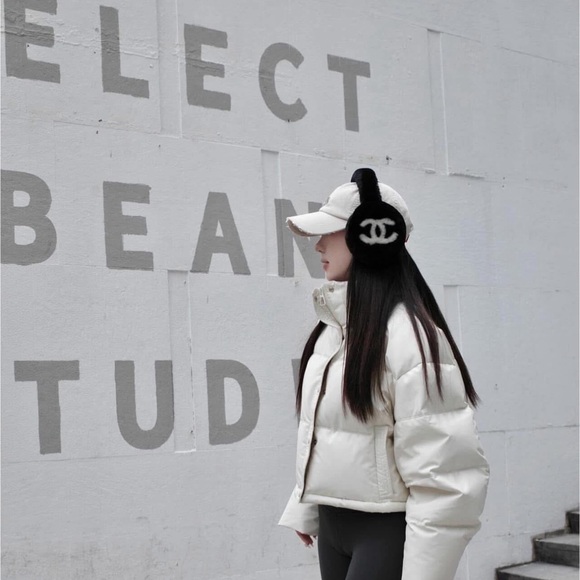 100% Authentic Chanel RECEIPT 25C Earmuffs Shearling Fur Teddy Ski Snow Sold out - Picture 9 of 12